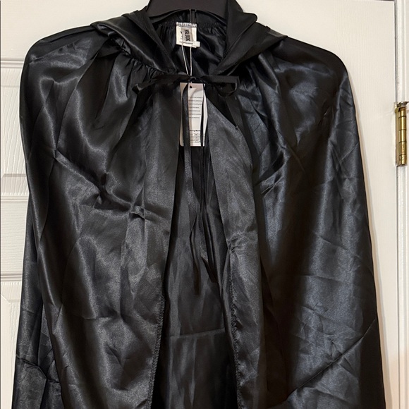 Elegant Black Cape with hood - Picture 2 of 5